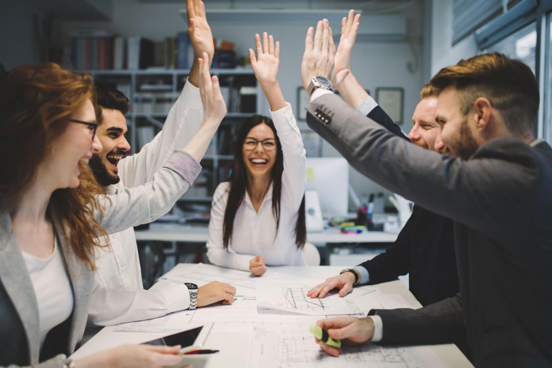 Equipo colaborando en análisis de código