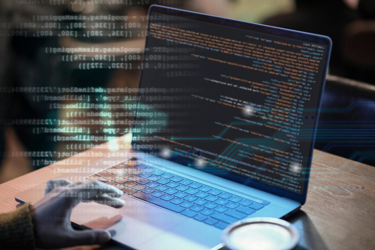 Ambiente de trabajo colaborativo con pantallas mostrando código