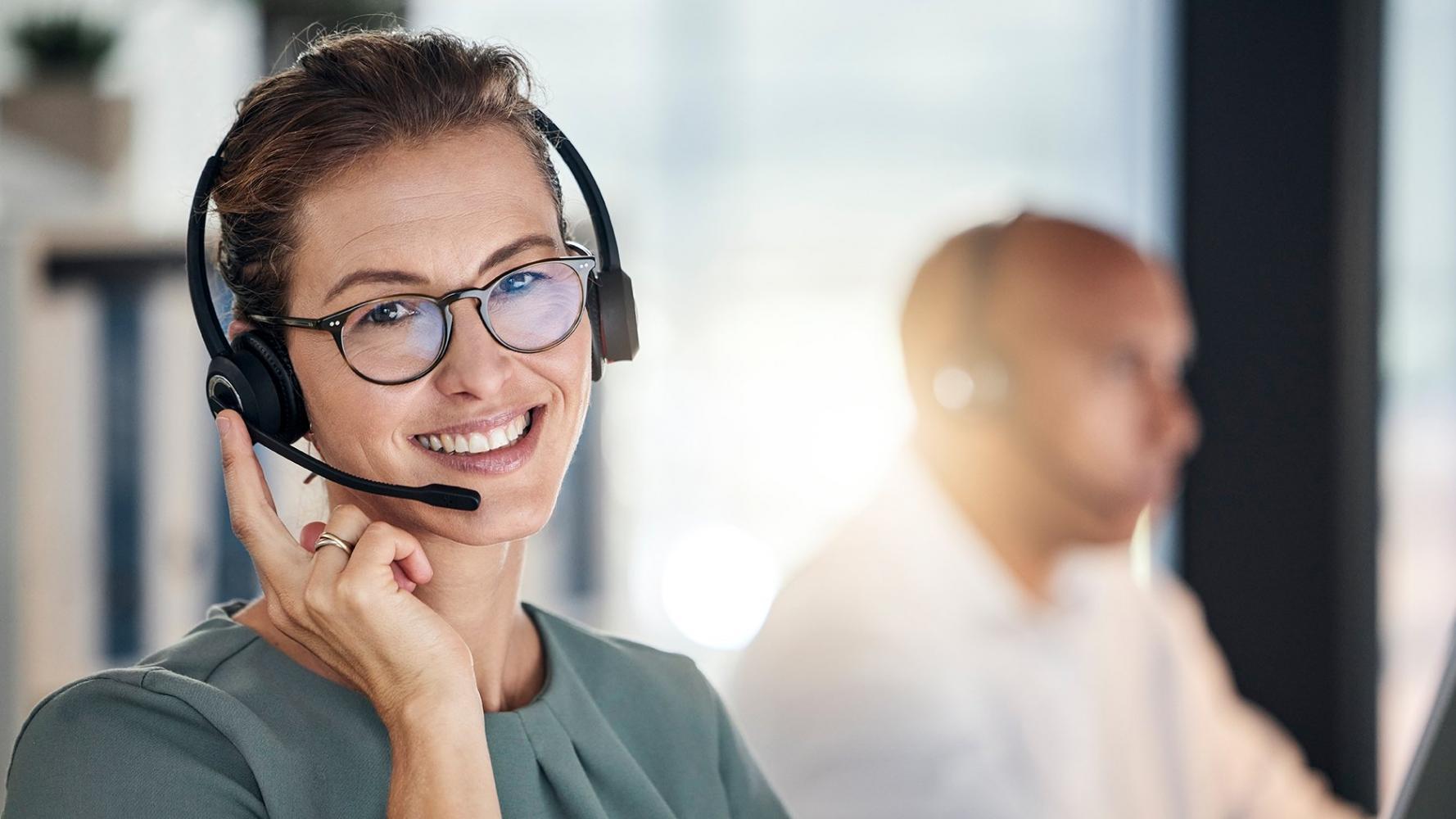 Espacio de trabajo profesional con código y herramientas de desarrollo