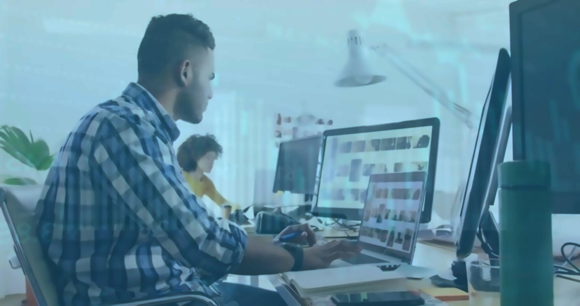 Sesión profesional de debugging con código en pantalla